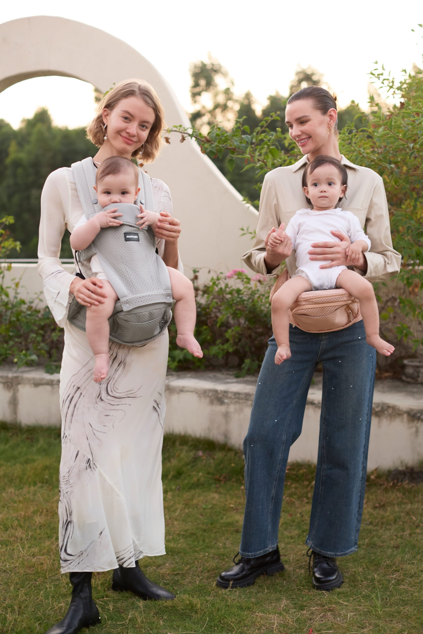 102215163 Momcozy 2-In-1 Hip Seat Baby Carrier